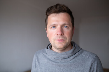 Obraz premium Confident mature male posing with a friendly expression, concept of stability and trust.