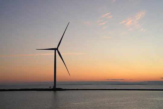 Windkraftanlage, Sonnenuntergang, Abendrot,  Sonne, Energie, Turbine, offshore, Wasser, Wind, Meer, Kraft, alternative Energien, blau, green, Ostsee, Meer, Botnischer Meerbusen, Finnland, Europa