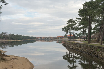 Le lac de Port d&rsquo;Albret sous un ciel nuageux