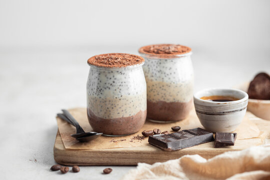 chia pudding fait maison fa&ccedil;on tiramisu caf&eacute; et cacao