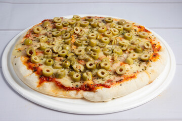 pizza napolitana con queso y aceitunas en fondo blanco