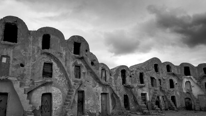 Archeologia in bianco e nero. I resti dello Ksar Ouled Brahim,Medenine, antico villaggio Berbero...