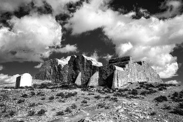 Archeologia in bianco e nero. I resti dello Ksar Ouled Soltane, antico villaggio Berbero aggrappato...