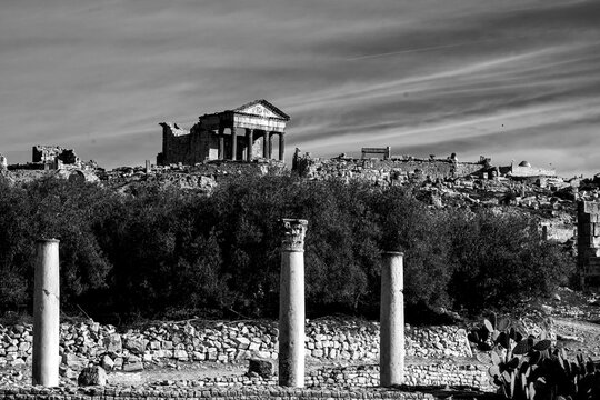 Archeologia in bianco e nero.L'area archeologica di Dougga,Thugga,con gli spettacolari resti dell'antica citt&agrave; Romana patrimonio mondiali dell'umanit&agrave; dell'UNESCO ,Tunisia.Africa del Nord