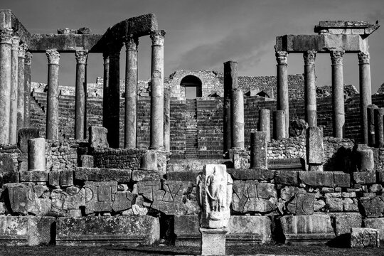 Archeologia in bianco e nero.L'area archeologica di Dougga,Thugga,con gli spettacolari resti dell'antica citt&agrave; Romana patrimonio mondiali dell'umanit&agrave; dell'UNESCO ,Tunisia.Africa del Nord