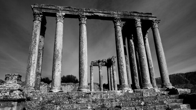 Archeologia in bianco e nero.L'area archeologica di Dougga,Thugga,con gli spettacolari resti dell'antica citt&agrave; Romana patrimonio mondiali dell'umanit&agrave; dell'UNESCO ,Tunisia.Africa del Nord