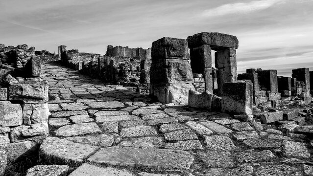 Archeologia in bianco e nero.L'area archeologica di Dougga,Thugga,con gli spettacolari resti dell'antica citt&agrave; Romana patrimonio mondiali dell'umanit&agrave; dell'UNESCO ,Tunisia.Africa del Nord