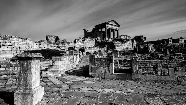 Archeologia in bianco e nero.L'area archeologica di Dougga,Thugga,con gli spettacolari resti dell'antica citt&agrave; Romana patrimonio mondiali dell'umanit&agrave; dell'UNESCO ,Tunisia.Africa del Nord