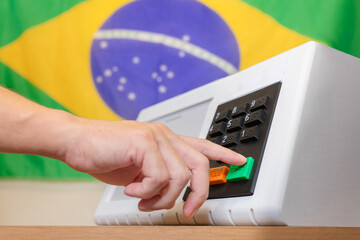 Urna eletrônica brasileira durante eleições presidenciais, com eleitor pressionando o botão...