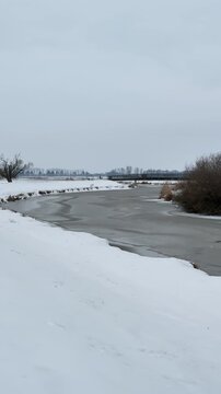 Winterliche Landschaft mit zugefrorenem Fluss und Br&uuml;cke im Naturpark D&uuml;mmer. Verschneite Winterlandschaft mit zugefrorener Hunte und Br&uuml;cke im Naturpark D&uuml;mmer in Norddeutschland.