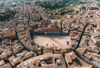 Obraz premium Aerial view of Siena, Piazza del Campo (Campo square), Palazzo Publico and Torre del Mangia (Mangia tower), Tuscany, Italy