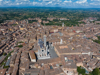 Obraz premium Aerial view of Siena, Duomo di Siena, Piazza del Campo (Campo square), Palazzo Publico and Torre del Mangia (Mangia tower), Tuscany, Italy