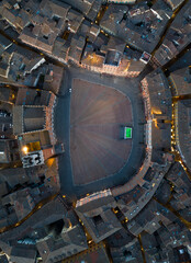 Obraz premium Vertical top down aerial view of Piazza del Campo, the famous shell-shaped medieval square in Siena, Tuscany. Unique urban design and historic architecture seen from above