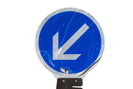 Panneau de signalisation bleu avec fl&egrave;che blanche directionnelle isol&eacute; sur fond transparent