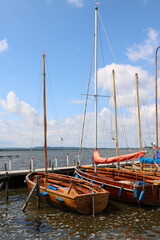 Fototapeta premium Auswandererboote am Bootsteg am Steinhuder Meer in Steinhude