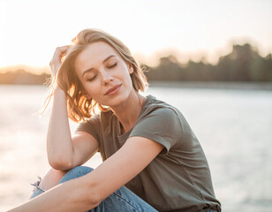 Obraz na płótnie Canvas Frau entspannt am Flussufer