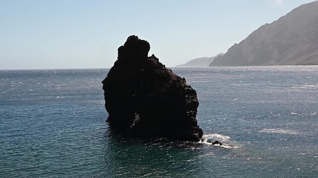 Roque de la Bonanza y mar azul en la costa de El Hierro