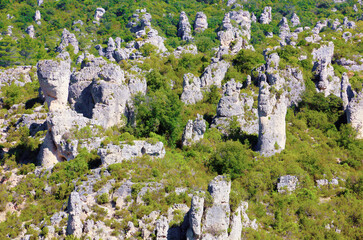 Rochers de dolomie dans le cirque pittoresque de Mour&egrave;ze.