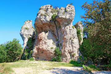 Rocher monolithique de dolomie dans le cirque de Mour&egrave;ze.