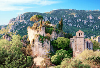Site pittoresque du rocher et de l'&eacute;glise de Mour&egrave;ze dans l'H&eacute;rault.