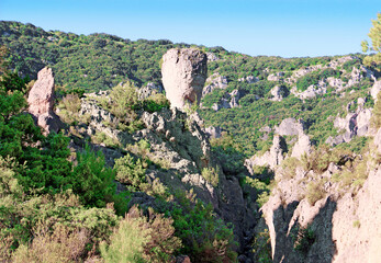 Rochers de dolomie dans le cirque pittoresque de Mour&egrave;ze.