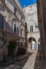 Obraz premium An alley in the old city of Bonifacio, in Corsica, France