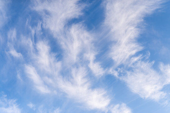 Nat&uuml;rliche, zarte Federwolken am blauen Himmel im Winter &ndash; Leichtigkeit, Weite und Ruhe