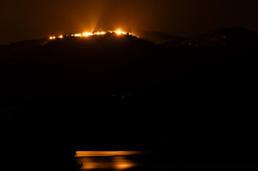 Llimiana entre nubes iluminada de noche cerrada © Alejandro
