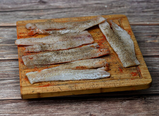 Mintaj. Filet z ryby na desce do krojenia © Hanna