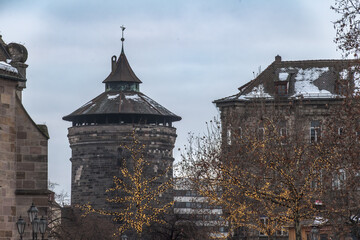 Turm in N&uuml;rnberg mit beleuchteten B&auml;umen