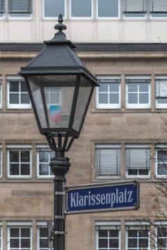 Strassenlaterne vor einer Hausfassade in einer deutschen Stadt