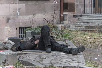 Mann liegend am Strassenrand