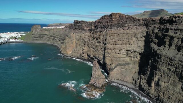 Agaete - Gran Canaria - Wyspy Kanaryjskie - Hiszpania - niesamowite klify i piękne g&oacute;rskie widoki, miasteczko na zachodzie wyspy, ocean, fale, g&oacute;ry nagrane dronem
