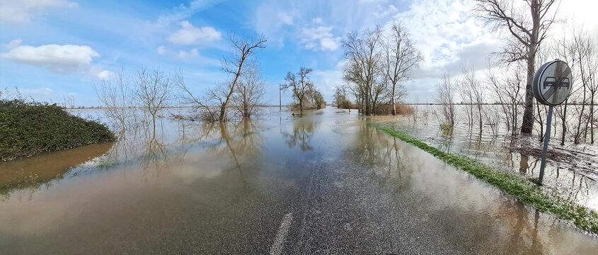 The impact of floods in Portugal in 2026, when rivers overflow and inundate agricultural fields.