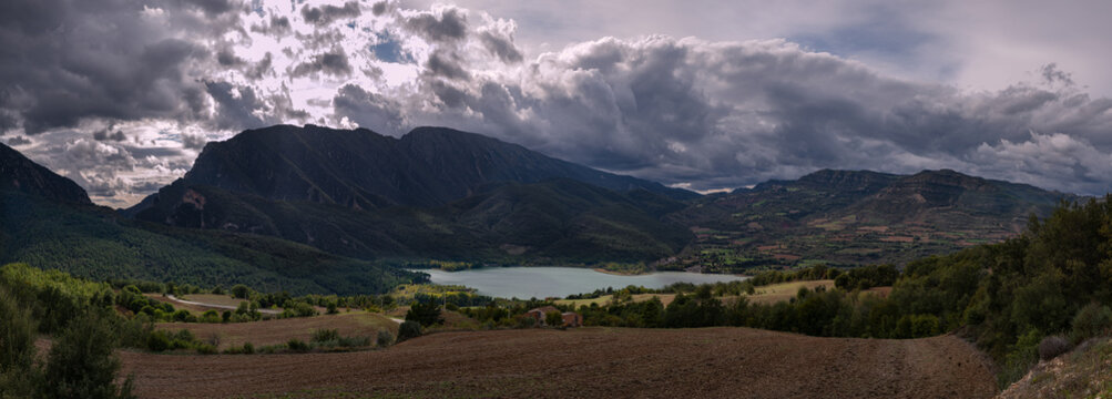 panoramica del lago Terradets con las monta&ntilde;as de la serra del Montsec