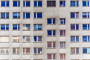 Fasada budynku z wielkiej płyty