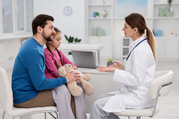 Obraz premium Little girl and her father having appointment with doctor in hospital