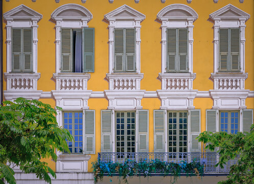 Mediterranean house with trompe l'oeil illusion paint in Nice, South of France