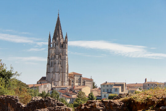 L'&eacute;glise Saint-Eutrope vue depuis les ar&egrave;nes de Saintes