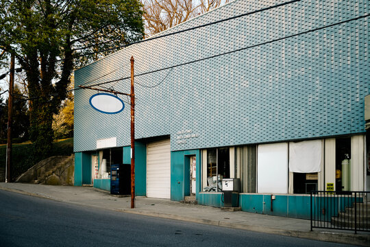 Empty sign, rusted pole