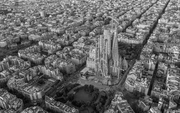 Black and white aerial view of Barcelona skyline with Eixample grid and Sagrada Familia
