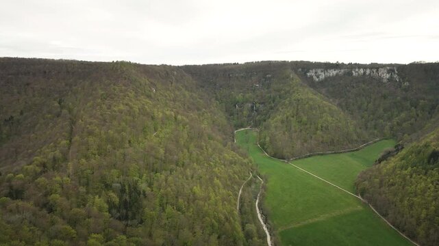 Smooth 4K UHD drone push-in flying forward along the Gro&szlig;e Lauter river valley in the Swabian Alb, passing forests and green meadows&mdash;ideal for travel films, ads.