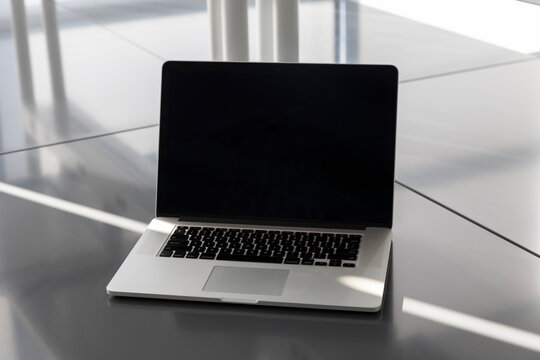 Laptop computer blank screen light 