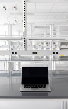 Laptop computer blank screen monitor lab