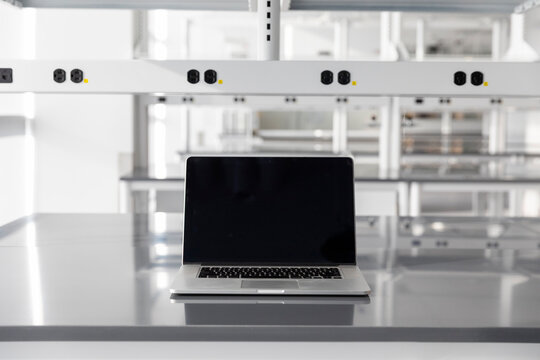 Laptop computer blank screen laboratory