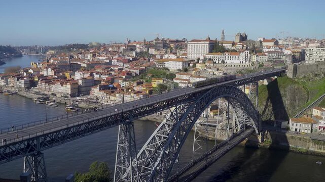 Perspective of the bridge deck with the city of Porto in the background.