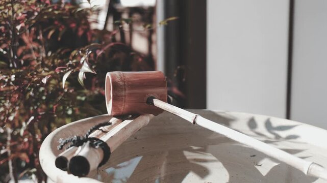 日本庭園の手水鉢と柄杓　静寂を感じる和の空間
