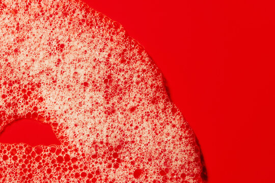 Bubbles on a Red Surface in a Bright Setting With Clear Patterns