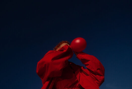 A woman with the red balloon 