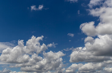 Obraz premium Abstract background of beautiful white clouds with blue sky in Brazil